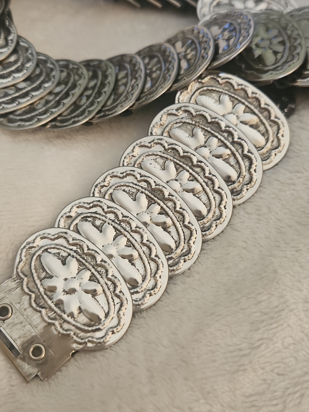 Vintage 1980s Silver Floral Oval Metal Concho Festival Stretch Belt - Picture 5 of 7